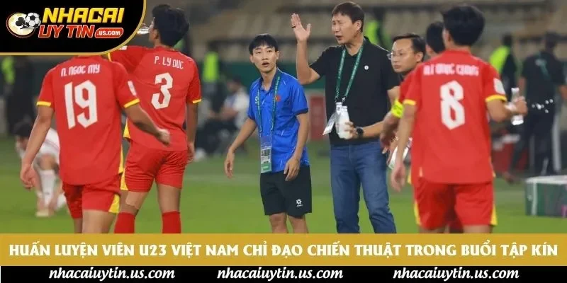 Huấn luyện viên U23 Việt Nam chỉ đạo chiến thuật trong buổi tập kín