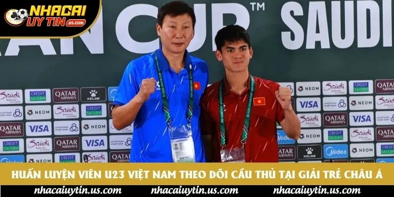 Huấn luyện viên U23 Việt Nam theo dõi cầu thủ tại giải trẻ châu Á