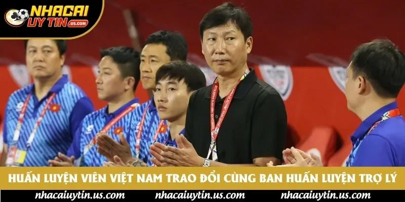 Huấn luyện viên Việt Nam trao đổi cùng ban huấn luyện trợ lý